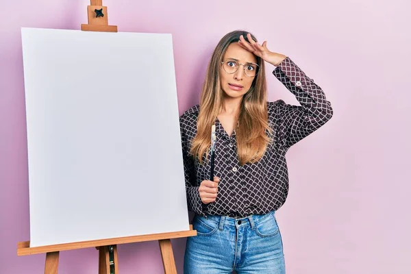 Hermosa Mujer Hispana Parada Junto Caballete Pintor Sosteniendo Cepillos Estresados — Foto de Stock