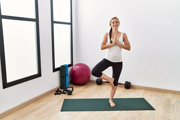 Spor Merkezinde Yoga Eğitimi Alırken Gülümseyen Beyaz Bir Kadın — Stok fotoğraf