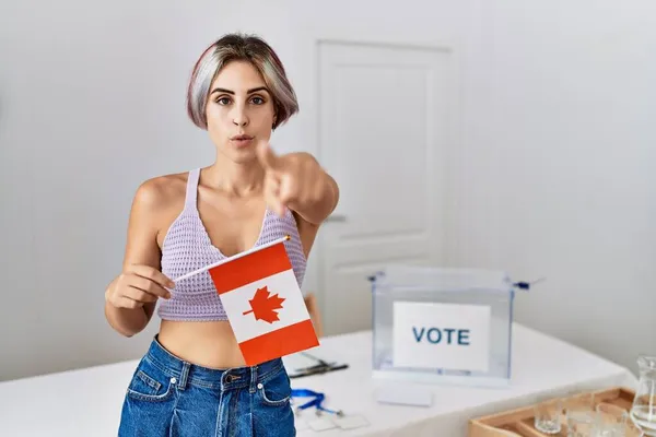 Jovem Mulher Bonita Eleição Campanha Política Segurando Bandeira Canadense Apontando — Fotografia de Stock
