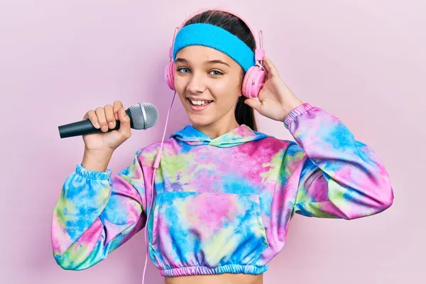 Chica Morena Joven Cantando Canción Usando Micrófono Usando Ropa Deportiva —  Fotos de Stock