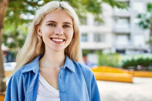 Hermosa Joven Rubia Sonriendo Feliz Aire Libre Día Soleado —  Fotos de Stock