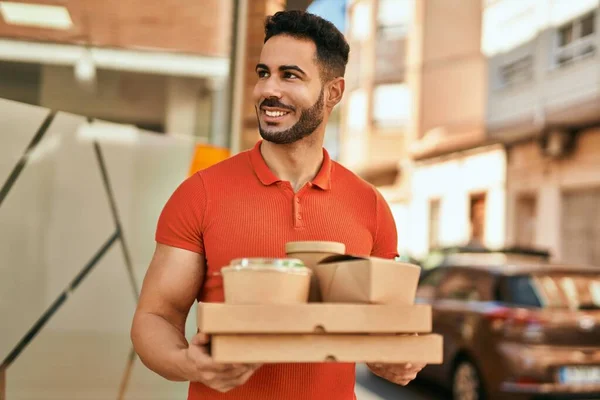 Jonge Spaanse Man Glimlacht Gelukkig Terwijl Hij Eten Meeneemt Naar — Stockfoto