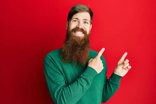 Homem Ruivo Com Barba Comprida Vestindo Roupas Casuais Sorrindo Olhando — Fotografia de Stock