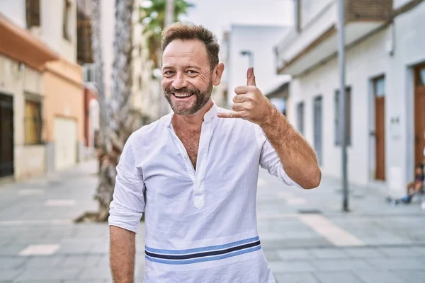 Чоловік Середнього Віку Вулиці Місті Посміхається Робити Телефонний Жест Рукою — стокове фото