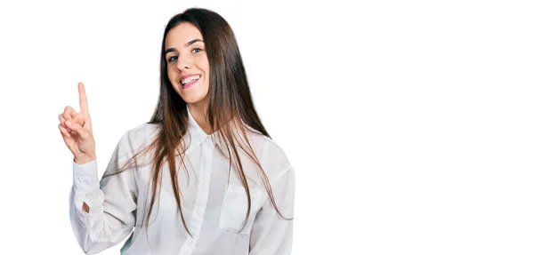 Mladá Brunetka Teenager Nosit Obchodní Bílé Tričko Ukazující Ukazující Nahoru — Stock fotografie