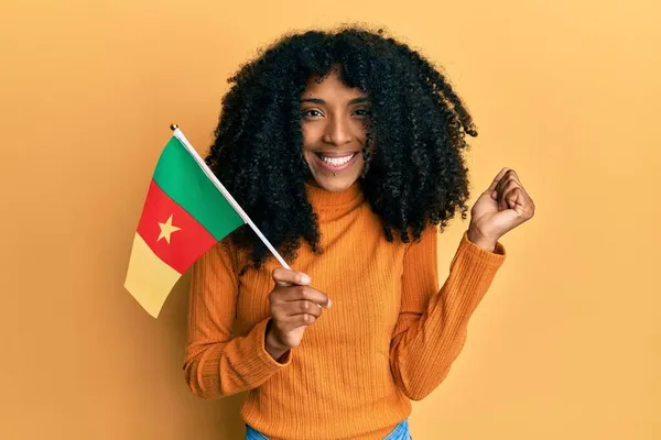 Afroamerikanerin Mit Afro Haaren Hält Senegalesische Flagge Und Schreit Stolz — Stockfoto