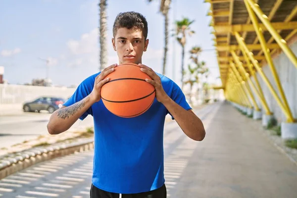 Ung Latinamerikansk Man Tränar Med Basket Utomhus — Stockfoto