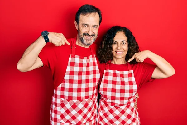 Middelbare Leeftijd Paar Latijns Amerikaanse Vrouw Man Draagt Kookschort Kijken — Stockfoto