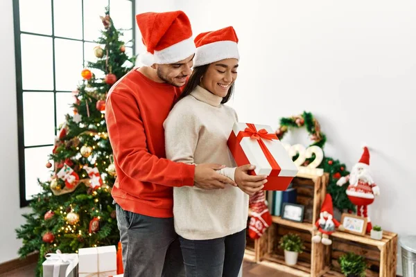 남녀는 행복하게 미소짓고 집에서 크리스마스 선물을 — 스톡 사진