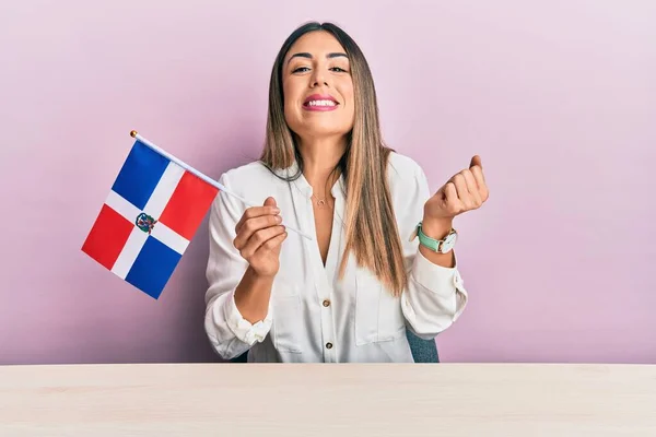 Jonge Spaanse Vrouw Die Vlag Van Dominicaanse Republiek Vasthoudt Trots — Stockfoto