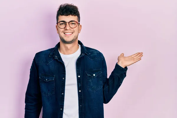 Gündelik Kıyafetler Gözlük Takan Genç Spanyol Adam Mutlu Bir Şekilde — Stok fotoğraf