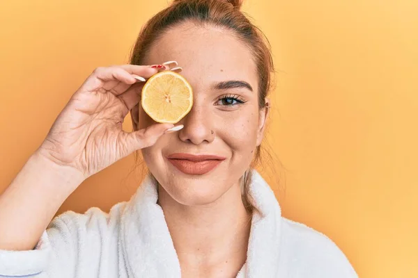 Mladá Blondýna Žena Županu Drží Citron Nad Okem Vypadá Pozitivně — Stock fotografie