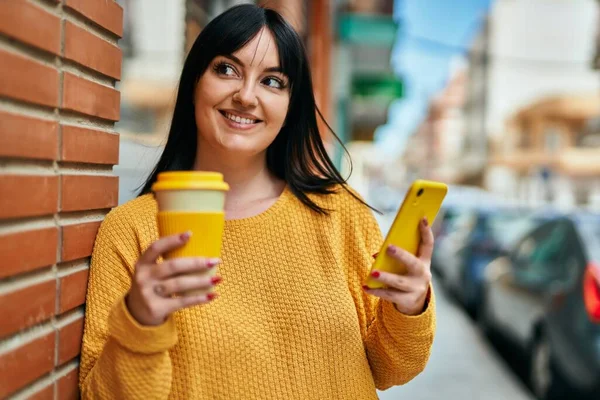 Jeune Femme Brune Souriante Heureuse Utilisant Smartphone Buvant Une Tasse — Photo