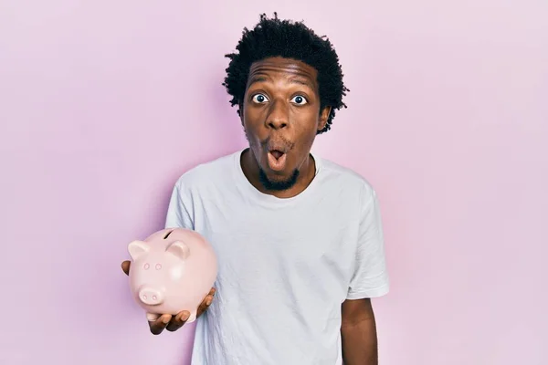 Jonge Afro Amerikaanse Man Houdt Spaarvarken Bank Bang Verbaasd Met — Stockfoto