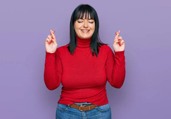 Young Hispanic Woman Wearing Casual Clothes Gesturing Finger Crossed Smiling — Stock Photo, Image