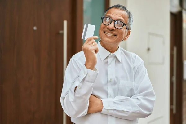Middelbare Leeftijd Zuidoost Aziatische Man Staande Lachend Zelfverzekerd Houden Credit — Stockfoto