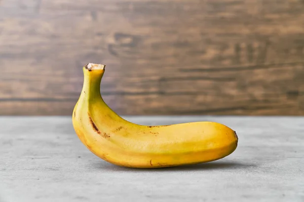 Foto Banana Una Superficie Cemento — Foto Stock