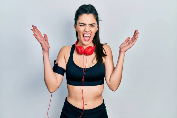 Jovem Hispânica Vestindo Roupas Ginástica Usando Fones Ouvido Celebrando Louco — Fotografia de Stock