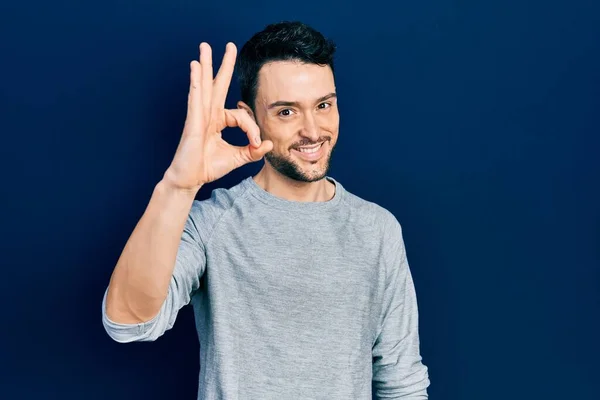 Jonge Latijns Amerikaanse Man Draagt Casual Kleding Lachend Positief Doet — Stockfoto