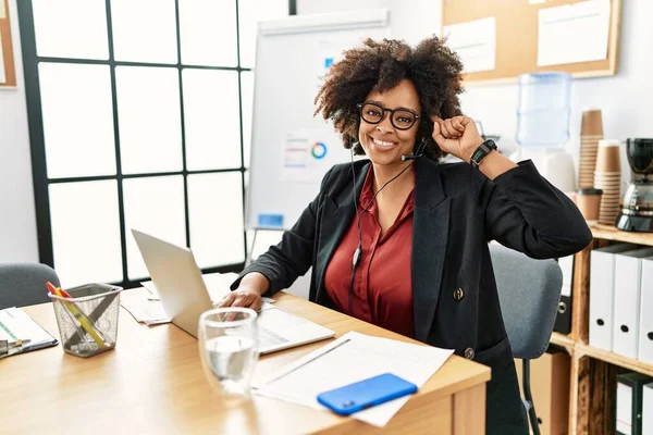 Femme Afro Américaine Avec Des Cheveux Afro Travaillant Bureau Portant — Photo