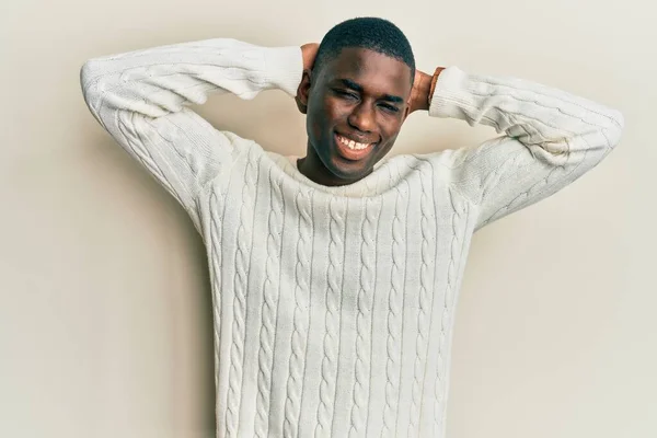 Jovem Afro Americano Vestindo Roupas Casuais Relaxante Alongamento Braços Mãos — Fotografia de Stock