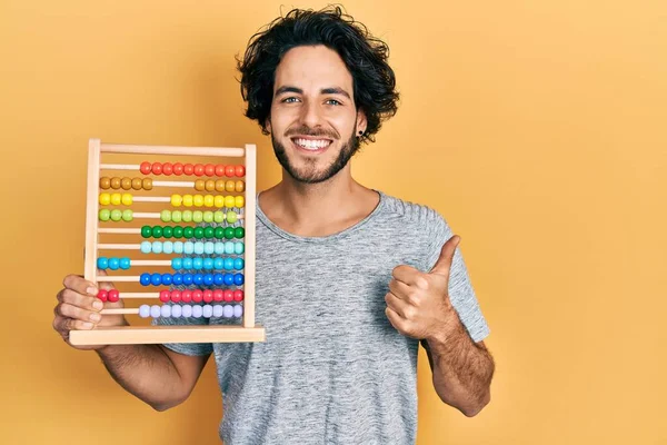 Knappe Latijns Amerikaanse Man Met Een Traditionele Abacus Die Vrolijk — Stockfoto