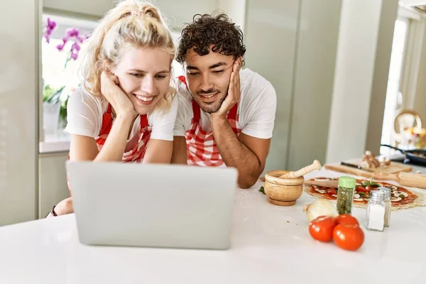 Молода Пара Посміхається Щасливий Використовуючи Ноутбук Кухні — стокове фото
