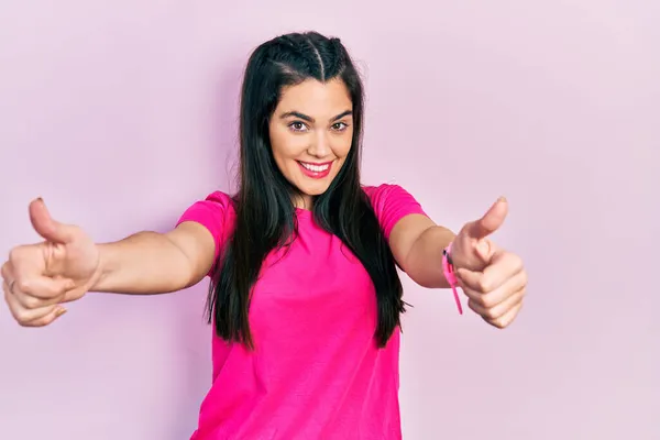 Joven Chica Hispana Con Camiseta Rosa Casual Aprobando Hacer Gesto —  Fotos de Stock