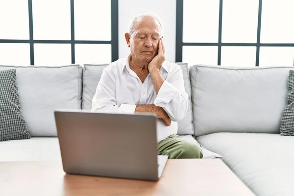 Evde Dizüstü Bilgisayar Kullanan Yaşlı Bir Adam Koltukta Oturup Kollarını — Stok fotoğraf