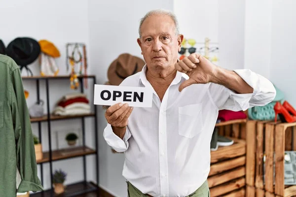 Senior Hält Banner Mit Offenem Text Einzelhandel Mit Wütendem Gesicht — Stockfoto