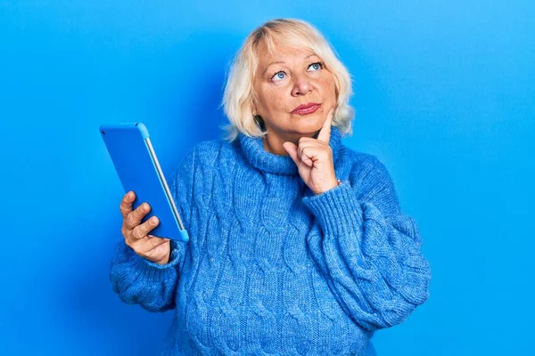 Middelbare Leeftijd Blonde Vrouw Met Behulp Van Touchpad Apparaat Serieus — Stockfoto