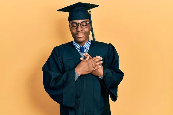 Młody Afrykański Amerykanin Czapce Dyplomowej Sukni Ślubnej Uśmiechający Się Rękami — Zdjęcie stockowe