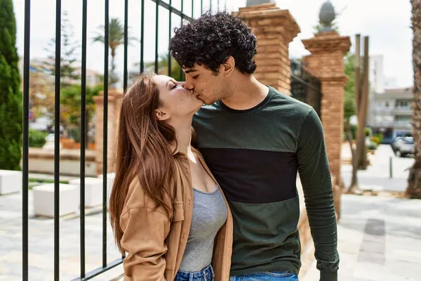 Joven Pareja Interracial Besándose Abrazándose Pie Ciudad — Foto de Stock