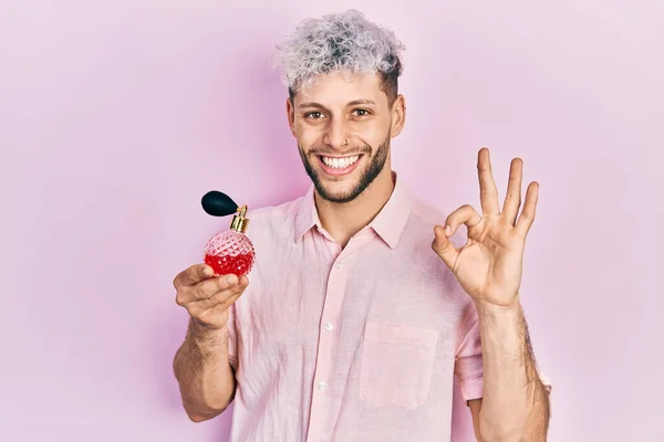 Jonge Spaanse Man Met Modern Geverfd Haar Met Luxe Parfum — Stockfoto