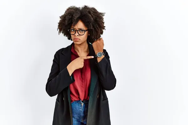 Африканська Американка Волоссям Афроамериканця Одягнена Ділову Куртку Окуляри Поспішає Вказувати — стокове фото