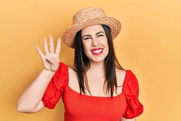 Νεαρή Ισπανίδα Που Φοράει Καλοκαιρινό Καπέλο Και Δείχνει Δάχτυλα Τέσσερα — Φωτογραφία Αρχείου