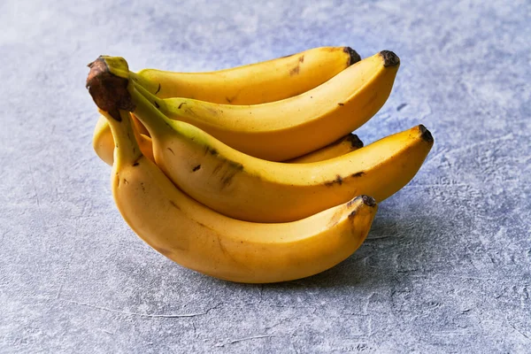Ein Bündel Bananen Auf Einer Betonoberfläche — Stockfoto