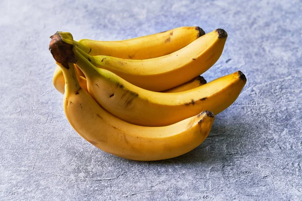 Bouquet Bananes Sur Une Surface Béton — Photo