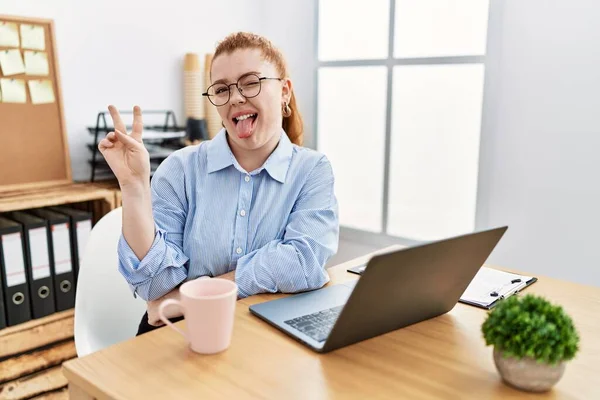 Mujer Pelirroja Joven Que Trabaja Oficina Usando Computadora Portátil Sonriendo —  Fotos de Stock