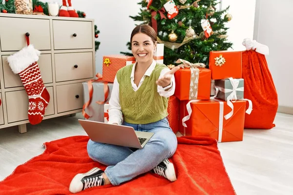 Young Beautiful Hispanic Woman Using Laptop Sitting Christmas Tree Smiling — Φωτογραφία Αρχείου