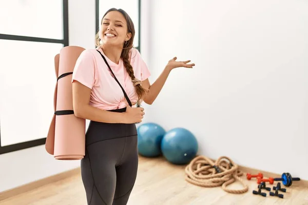 Joven Hermosa Mujer Gimnasio Con Ropa Deportiva Sosteniendo Estera Yoga —  Fotos de Stock