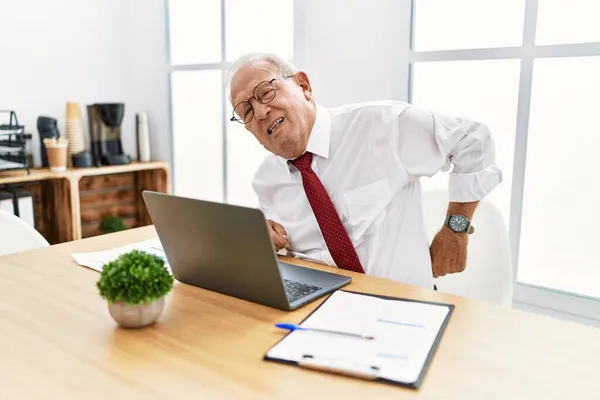 Homem Sênior Trabalhando Escritório Usando Laptop Computador Sofrendo Dor Nas — Fotografia de Stock