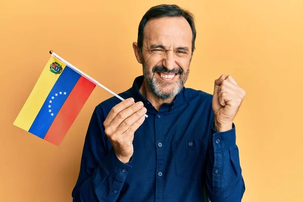 Středověký Hispánec Drží Venezuelskou Vlajku Křičí Hrdě Slaví Vítězství Úspěch — Stock fotografie