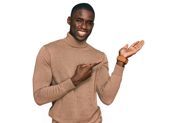 Jonge Afro Amerikaanse Man Draagt Casual Winter Trui Verbaasd Glimlachend — Stockfoto