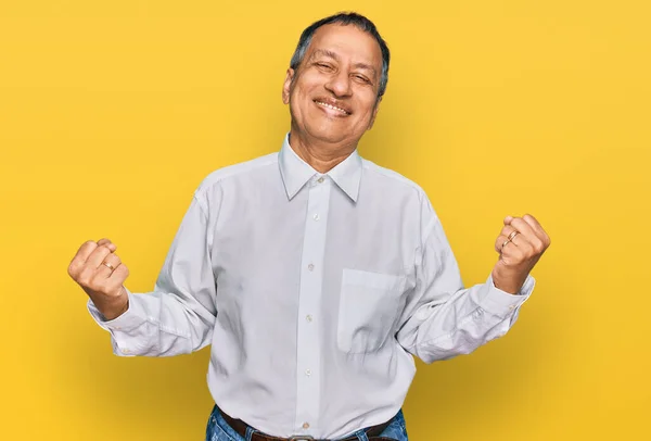 Hombre Indio Mediana Edad Con Camisa Blanca Casual Muy Feliz —  Fotos de Stock