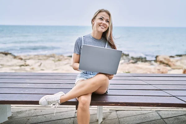 Νεαρό Καυκάσιο Κορίτσι Χαμογελά Χαρούμενος Χρησιμοποιώντας Φορητό Υπολογιστή Κάθεται Στον — Φωτογραφία Αρχείου
