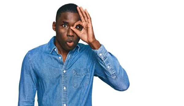 Junge Afrikanisch Amerikanische Mann Lässiger Kleidung Tun Geste Schockiert Mit — Stockfoto