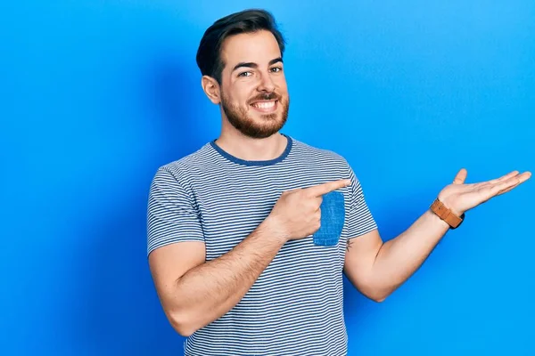 Hombre Caucásico Guapo Con Barba Con Camiseta Casual Rayas Asombrado —  Fotos de Stock