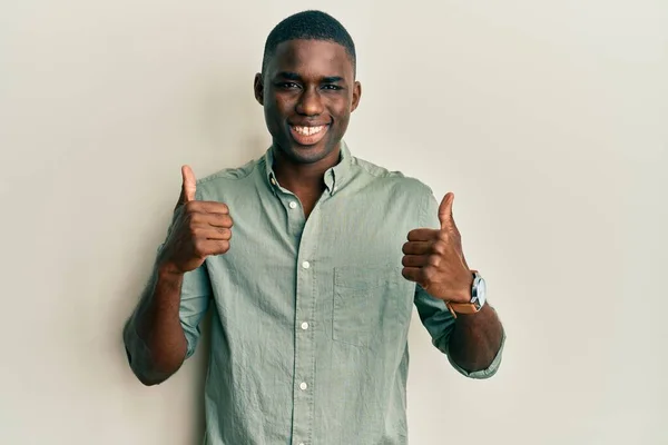 Joven Hombre Afroamericano Con Ropa Casual Signo Éxito Haciendo Gesto —  Fotos de Stock