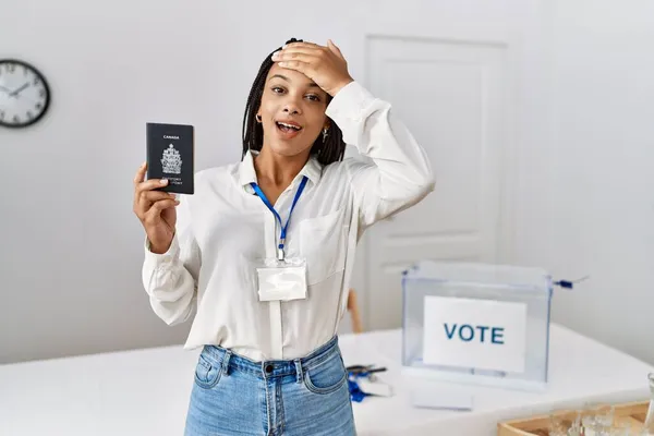 Jovem Afro Americana Eleição Campanha Política Segurando Passaporte Canadense Estressado — Fotografia de Stock